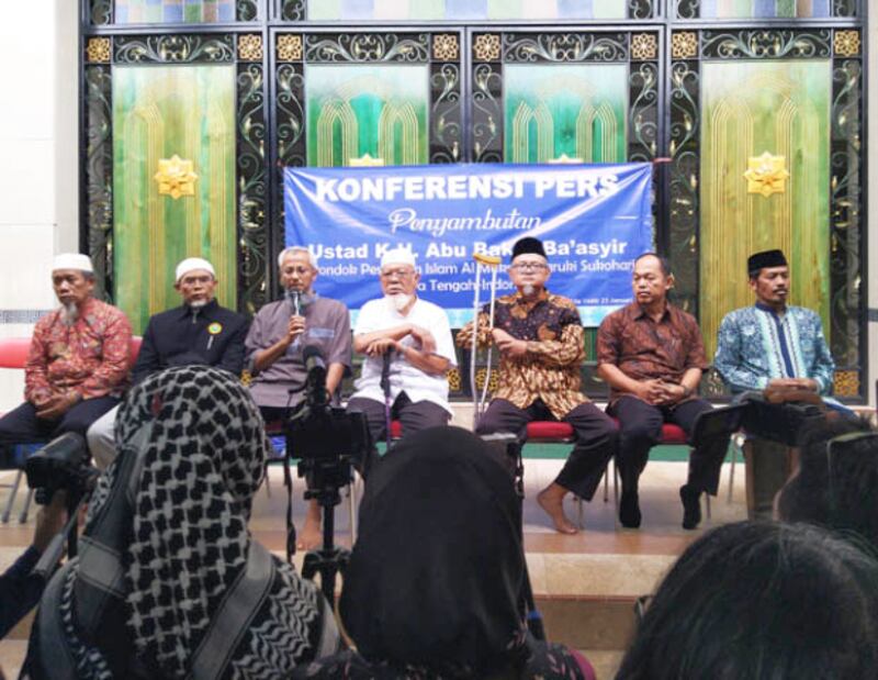 Putra Abu Bakar Ba'asyir, Abdul Rasyid (tiga dari kiri), Ketua Yayasan Pondok Pesantren Al Mukmin Ngruki Wahyudin (empat dari kiri), dan Direktur Pondok Pesantren Al Mukmin Ngruki (tiga dari kanan) saat menggelar jumpa pers di Ponpes Al Mukmin Ngruki, Sukoharjo, Jawa Tengah, 23 Januari 2019. (Kusumasari Ayuningtyas/BeritaBenar)