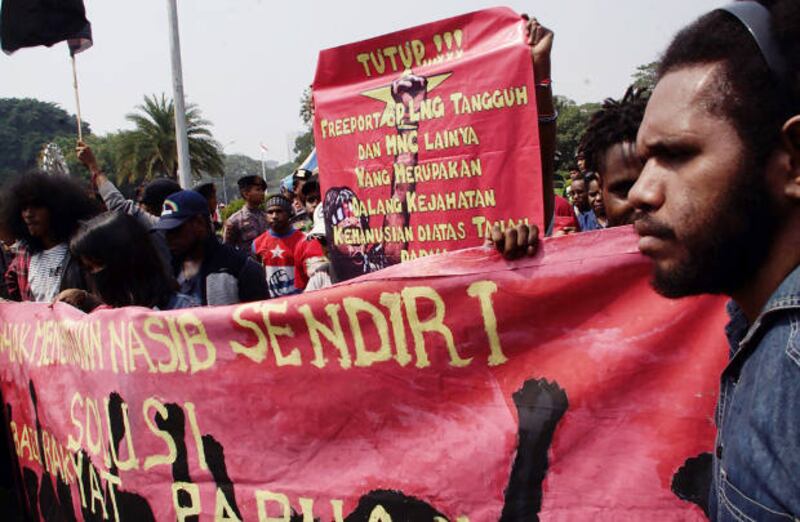 Mahasiswa Papua membentangkan spanduk saat menggelar aksi damai di depan Istana Kepresidenan di Jakarta, 2 Agustus 2018. (Arie Firdaus/BeritaBenar)