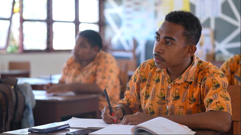 Foto dari tangkapan layar video yang diambil pada 11 Januari 2024 ini memperlihatkan Eliab Yosef, seorang siswa di SMA 5 Jayapura sedang menerima pelajaran di sekolahnya. [Hadi Ahdiana/BenarNews]