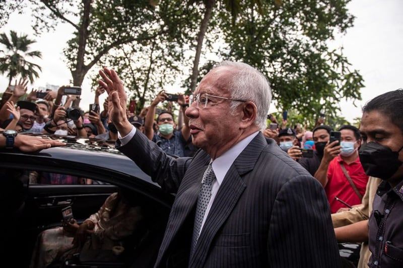 najib-wave.jpeg