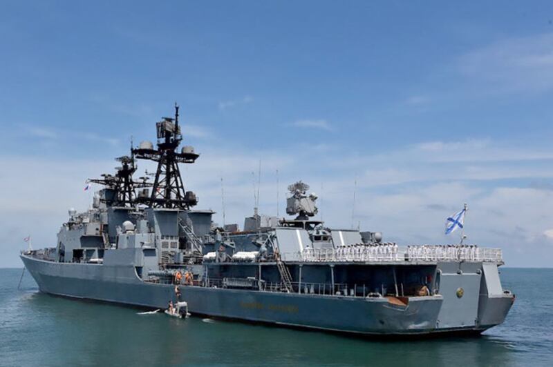 Kapal perusak Rusia RFS Admiral Panteleyev berpartisipasi dalam latihan angkatan laut, 1 Desember 2021. [AFP/Koarmada I]