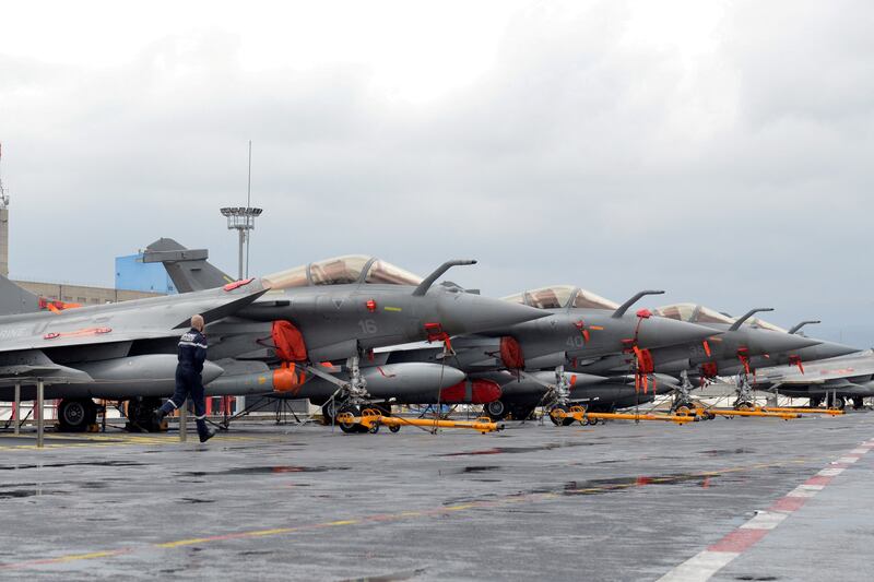 Jet tempur Rafale milik Angkatan Laut Prancis terlihat di dek penerbangan kapal induk Charles de Gaulle yang ditambatkan di pelabuhan Limassol, Siprus, 21 Februari 2020. [Reuters]