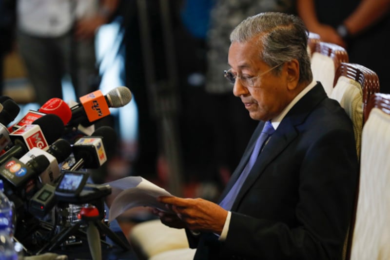 Prime Minister Mahathir Mohamad reads a note during a news conference in Putrajaya, Malaysia, May 16, 2018. [AP] 