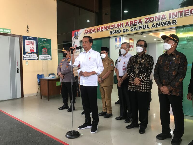 Presiden Joko Widodo menyampaikan pidatonya saat mengunjungi RSUD Dr. Saiful Anwar di Malang, Jawa Timur, di mana sejumlah korban tragedi Stadion Kanjuruhan dirawat, 5 Oktober 2022. [Eko Widianto/BenarNews]