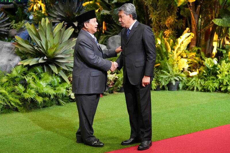 Menteri Pertahanan Indonesia Prabowo Subianto menyambut Menteri Pertahanan Malaysia Mohamad Hasan (kanan) saat kedatangannya untuk menghadiri Pertemuan Menteri Pertahanan Perhimpunan Bangsa-Bangsa Asia Tenggara (ASEAN) di Jakarta, Rabu, 15 November 2023. [Foto AP/Tatan Syuflana]