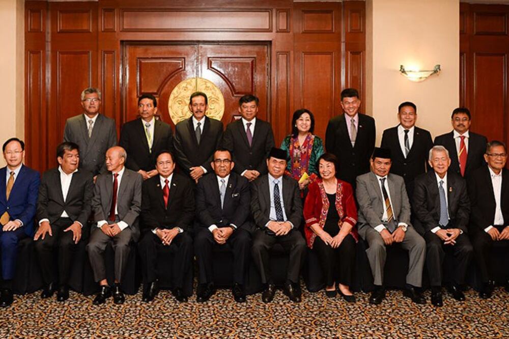 Ahli-ahli delegasi Kerajaan Filipina dan Barisan Pembebasan Moro Islam menyertai para pegawai Malaysia di Kuala Lumpur untuk memulakan mesyuarat mengenai pelaksanaan proses damai di antara kedua-dua pihak, 13 Ogos 2016.