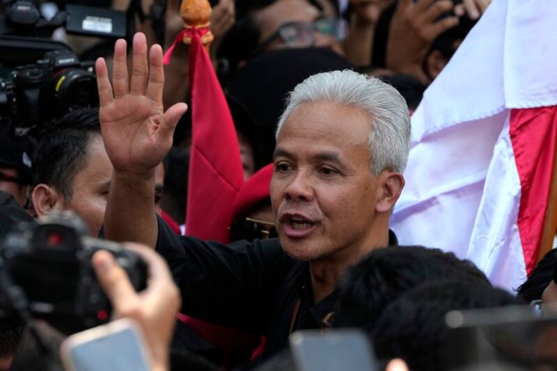 Ganjar Pranowo, calon presiden dari Partai Demokrasi Indonesia Perjuangan, menyapa pendukungnya saat tiba untuk mendaftarkan pencalonannya sebagai kandidat presiden dalam Pemilihan Presiden 2024, di gedung KPU Jakarta, 19 Oktober 2023. [Achmad Ibrahim/AP ]