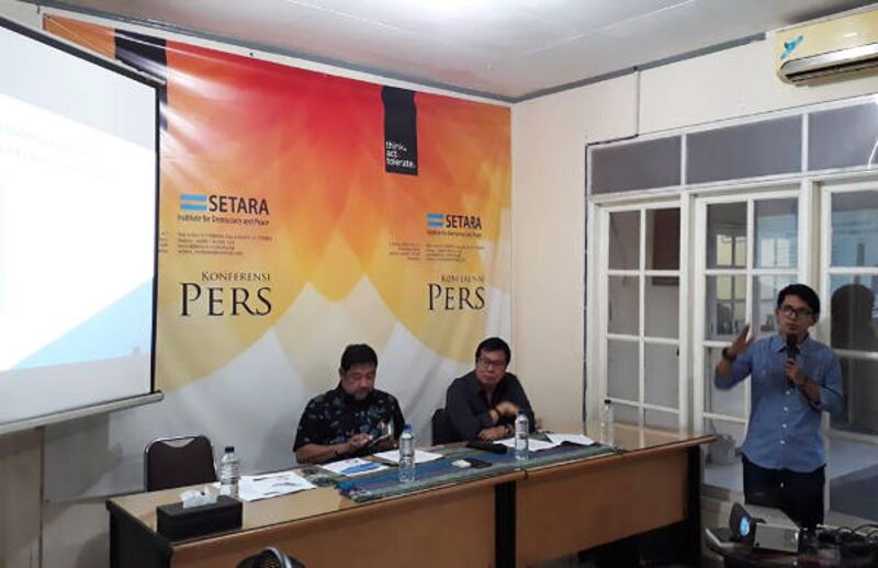 Dari kiri ke kanan: Hendardi (Ketua Umum SETARA Institute), Bonar Tigor Naipospos (Wakil Ketua Umum SETARA), dan Haili (peneliti SETARA Institute) saat memaparkan laporannya di Jakarta, 15 Januari 2018. (Dok. SETARA Institute)