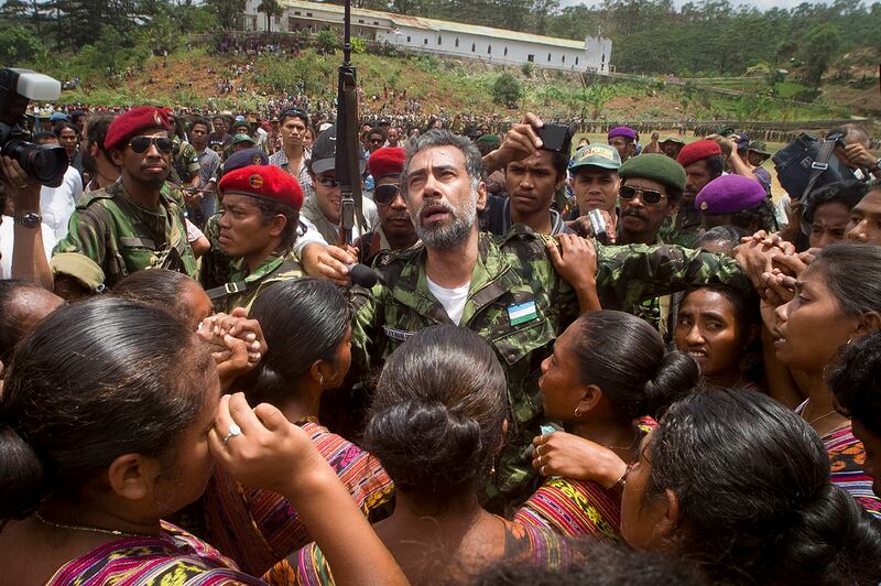 Dalam foto pada 24 Oktober 1999 ini, pemimpin Timor Timur, Xanana Gusmao disambut hangat di Remexio, Timor Timur, saat ia kembali ke kamp Tentara Pembebasan Nasional Timor Timur (FALINTIL) untuk pertama kalinya sejak dibebaskan dari penjara Indonesia. [Charles Dharapak/AP]