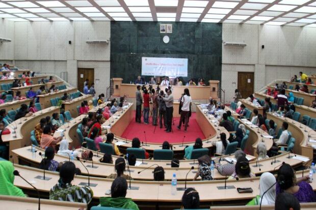 ঢাকায় যৌনকর্মীদের অধিকার বিষয়ক এক গণশুনানীতে দেশের বিভিন্ন অঞ্চল থেকে বেশ কিছু যৌনকর্মি অংশ নেন। ২৩ এপ্রিল,২০১৫