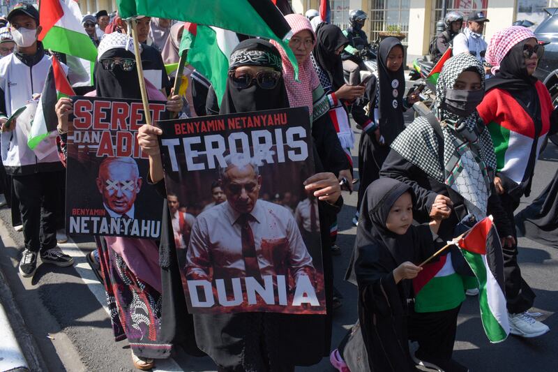Para demonstran pro-Palestina memegang poster dalam aksi unjuk rasa mengecam serangan Israel di Gaza dan menyerukan boikot terhadap produk yang mereka anggap mendukung Israel, di Bandung, Jawa Barat, pada 13 Juli 2024. [Timur Matahari/AFP]