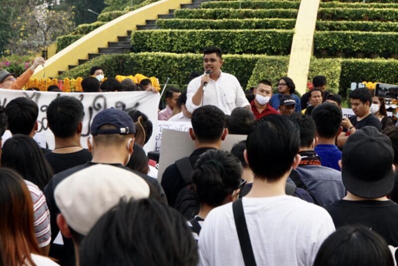 นายซูกริฟฟี ลาเตะ ขณะปราศรัยกับผู้ร่วมชุมนุมในมหาวิทยาลัยรามคำแหง ในวันที่ 27 กุมภาพันธ์ 2563 (นนทรัฐ ไผ่เจริญ/เบนาร์นิวส์)