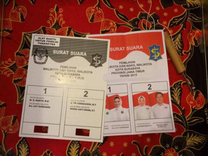 Kertas suara bagi pemilih tuna netra memiliki lubang di bawah, sehingga ketika dicoblos langsung diketahui bahwa kertas itu milik pemilih tuna netra. (BeritaBenar)
