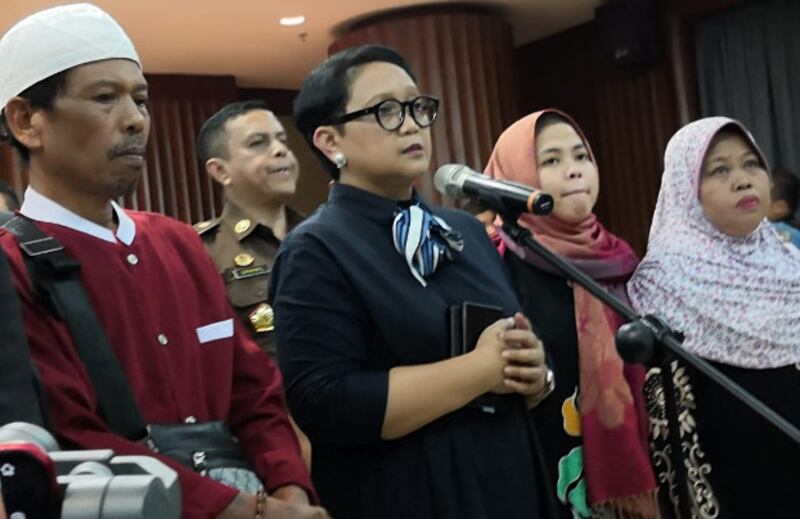 Siti Aisyah (second from right) stands with Indonesian Foreign Minister Retno Marsudi (center) and Siti's parents during a news conference in Jakarta, March 11, 2019. [Tia Asmara/BenarNews]