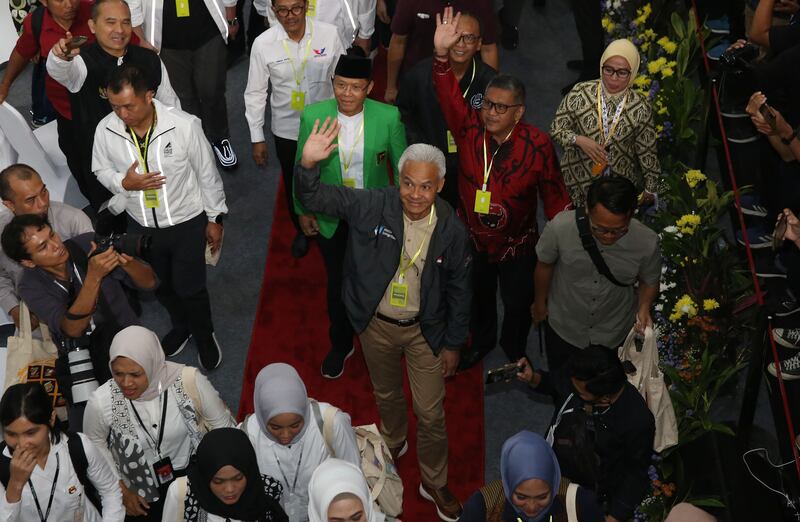 Calon presiden Ganjar Pranowo dan para pendukungnya memberikan salam kepada hadirin saat mengikuti acara Penguatan Anti Korupsi untuk Penyelenggara Negara Berintegritas (Paku Integritas) di Gedung Merah Putih Komisi Pemberantasan Korupsi di Jakarta, 17 Januari 2024. [Eko Siswono Toyudho/BenarNews]