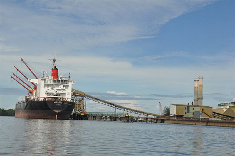 Portsite, pelabuhan logistik dan pengapalan konsentrat PT. Freeport Indonesia di Timika, Papua, yang berseberangan dengan Pulau Karaka.