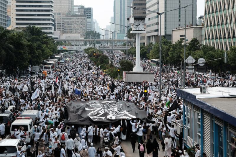 Ribuan warga Muslim yang tergabung dalam Paguyuban Alumni 212, mengadakan rally di Jakarta pada tanggal 2 Desember 2018, memperingati dua tahun demonstrasi yang berhasil membawa Basuki "Ahok" Tjahaja Purnama, mantan Gubernur Jakarta yang beragama Kristen dan keturunan Tionghoa itu dipenjara atas kasus penistaan agama.
