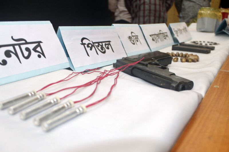 জঙ্গিদের কাছ থেকে উদ্ধার হওয়া পিস্তল, গুলি ও ম্যাগজিন।