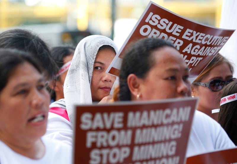 Warga dari pulau pertambangan nikel Manicani berunjuk rasa sambil membawa poster di luar perusahaan Nickel Asia, dan menuntut penutupannya setelah 25 tahun beroperasi di kota Taguig, timur Manila, Filipina, 22 November 2017. [AP]
