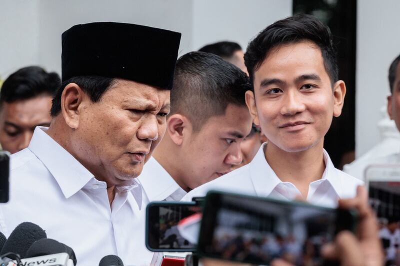 Presiden terpilih Prabowo Subianto (kiri) berbicara kepada media bersama Wakil Presiden terpilih Gibran Rakabuming Raka, yang merupakan putra sulung Presiden Joko Widodo, di kantor Komisi Pemilihan Umum di Jakarta, 24 April 2024. [Yasuyoshi Chiba/AFP]
