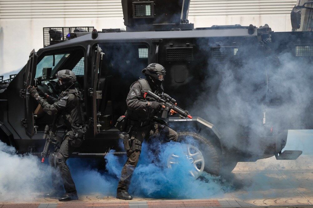 Latihan anti-keganasan oleh anggota Polis DiRaja Malaysia di sekitar kawasan KL Sentral di Kuala Lumpur, 20 Julai 2017.