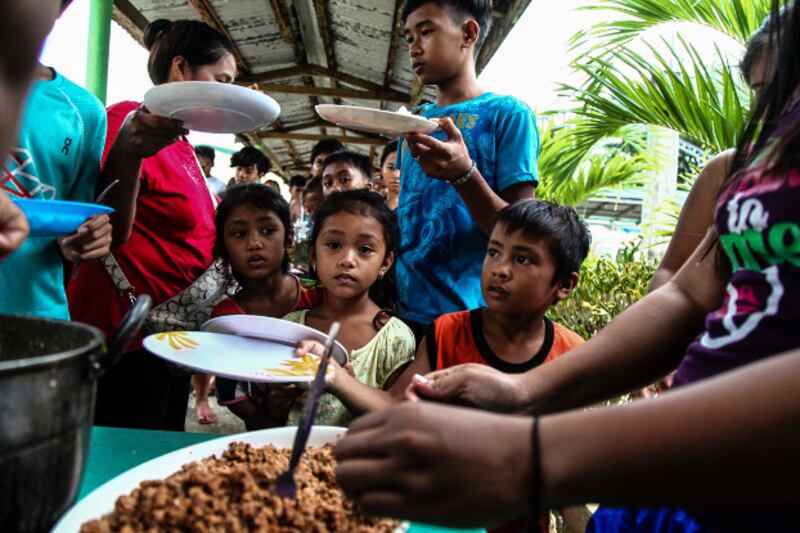 About 400 evacuees from a fishing community in the village of Pacian receive lunch at the local elementary school doubling as evacuation center, in Ilocos Norte, Sept. 14, 2018. (Karl Romano/BenarNews)