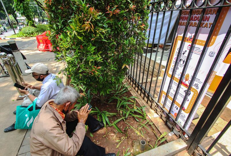 Warga mengisi formulir digital di depan pintu masuk layanan “Lapor Mas Wapres” di Istana Wakil Presiden di Jakarta, 21 November 2024. [Eko Siswono Toyudho/BenarNews]