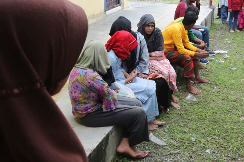 Para pengungsi Rohingya yang baru diselamatkan dari perahu mereka yang terbalik ditampung di kantor camat di Samatiga, Aceh, 20 Maret 2024. [AP]