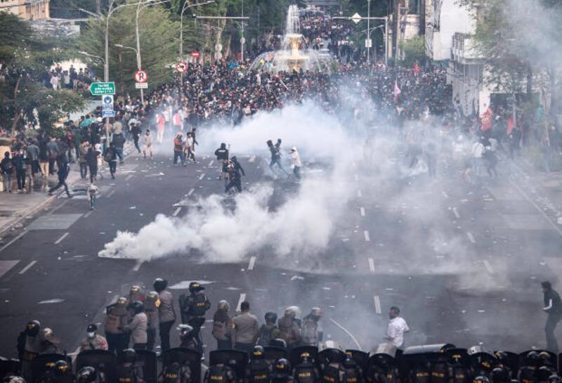 Mahasiswa dan buruh bentrok dengan polisi dalam demonstrasi buruh dan mahasiswa menentang pengesahan Undang-Undang Cipta Kerja yang dinilai mengorbankan hak-hak buruh dan lingkungan hidup, di Surabaya, Jawa Timur, 8 Oktober 2020. [AFP] 
