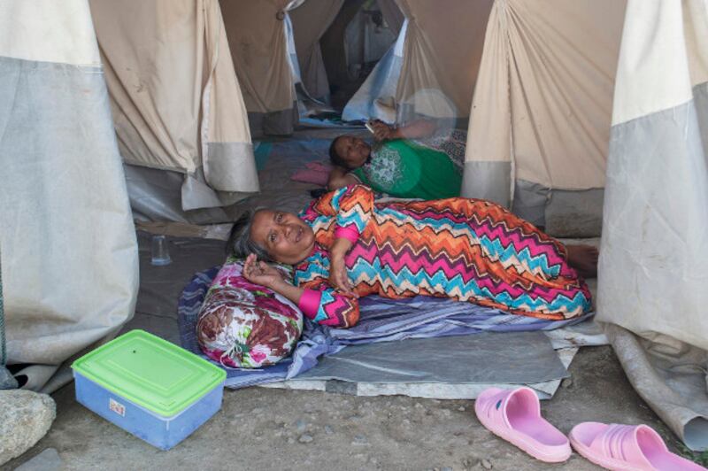 Nurlina (depan) dan Harasnia beristirahat di tenda pengungsian Balaroa, Kota Palu, Sulawesi Tengah, 22 September 2019. (Keisyah Aprilia/BeritaBenar)