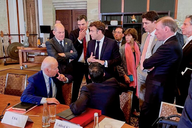Dalam foto selebaran ini tampak Presiden AS Joe Biden, Kanselir Jerman Olaf Scholz, Presiden Prancis Emmanuel Macron, Perdana Menteri Spanyol Pedro Sanchez, Perdana Menteri Inggris Rishi Sunak, Menteri Luar Negeri Spanyol Jose Manuel Albares Bueno, Menlu Prancis Catherine Colonna , Perdana Menteri Kanada Justin Trudeau dan Menteri Luar Negeri AS Antony Blinken melakukan pertemuan untuk membahas jatuhnya rudal di Polandia, di sela-sela kehadiran mereka dalam KTT G20, di Nusa Dua, Bali, 16 November 2022. [Steffen Hebestreit/BPA/Handout via Reuters]
