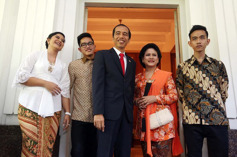 Dalam foto selebaran yang dirilis oleh Media Indonesia pada 2 November 2014, Presiden Joko “Jokowi” Widodo (tengah) berdiri bersama ibu negara Iriana Widodo (kedua dari kanan); putra sulung Gibran Rakabuming (kanan); anak kedua Kahiyang Ayu (kiri); dan putra bungsunya Kaesang Pangarep (kedua dari kiri) di kediaman gubernur Jakarta, pada 20 Oktober 2014. [Ramdani/Media Indonesia/via AFP]