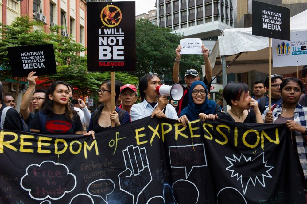 Wartawan disertai aktivis, peguam, ahli politik dan orang ramai semasa perhimpunan jalanan di Kuala Lumpur, bagi menyokong kebebasan akhbar dan membantah penggantungan permit penerbitan akhbar The Edge Weekly dan The Edge Financial Daily oleh kerajaan Malaysia. 8 Ogos 2015.