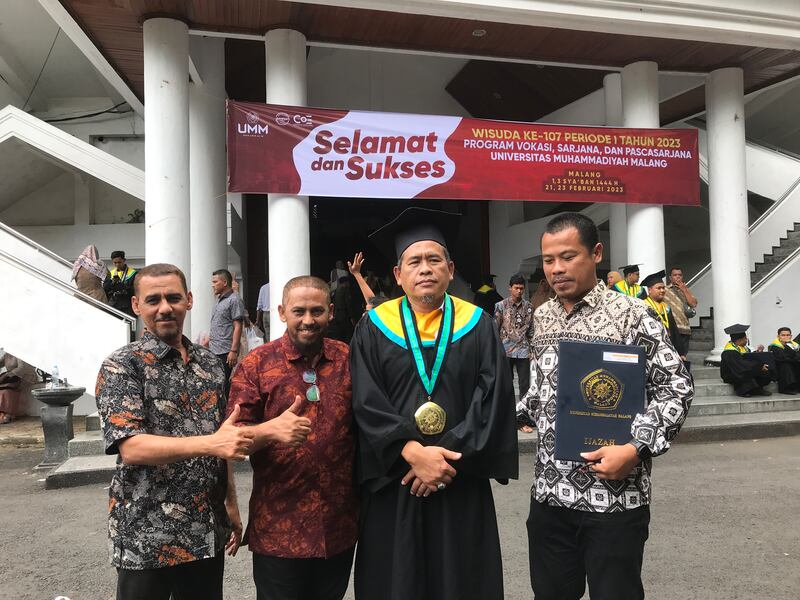 Ali Fauzi Manzi (kedua dari kanan) berfoto bersama Umar Patek (kedua dari kiri) dan pengurus Yayasan Lingkar Perdamaian usai prosesi wisuda doctoral Pendidikan Agama Islam Universitas Muhammadiyah Malang, 21 Februari 2023. [Eko Widianto/BenarNews]