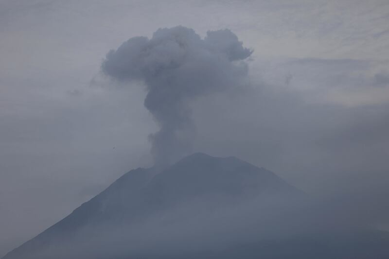 Gunung Semeru mengeluarkan material vulkanik saat erupsi terlihat dari Lumajang, Jawa Timur, Indonesia, 5 Desember 2021. (AP)