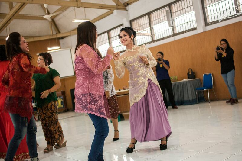 Narapidana narkoba Filipina dan terpidana mati Mary Jane Veloso dalam balutan busana Indonesia menari bersama sesama narapidana dalam acara peringatan Hari Kartini di sebuah penjara di Yogyakarta, 23 April 2016. [Suryo Wibowo/AFP]
