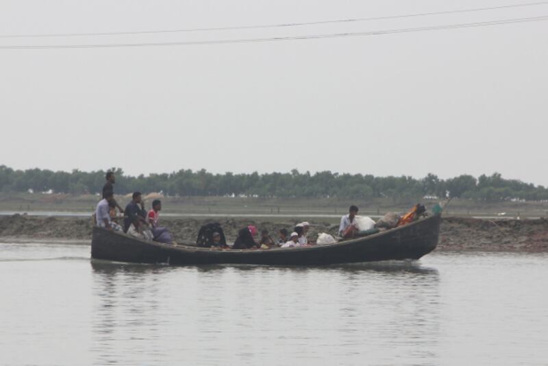 কক্সবাজারের দক্ষিণ পাড়া ঘাটে রোহিঙ্গাদের নিয়ে আসছে একটি বাংলাদেশি নৌকা। ২ নভেম্বর ২০১৭।
