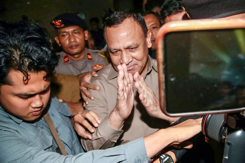 Firli Bahuri (kanan) yang saat itu menjabat sebagai Ketua KPK sebelum diputuskan sebagai tersangka kasus korupsi, meninggalkan markas besar Polri setelah menjalani investigasi, di Jakarta, 1 Desember 2023. [Badrun/AFP]