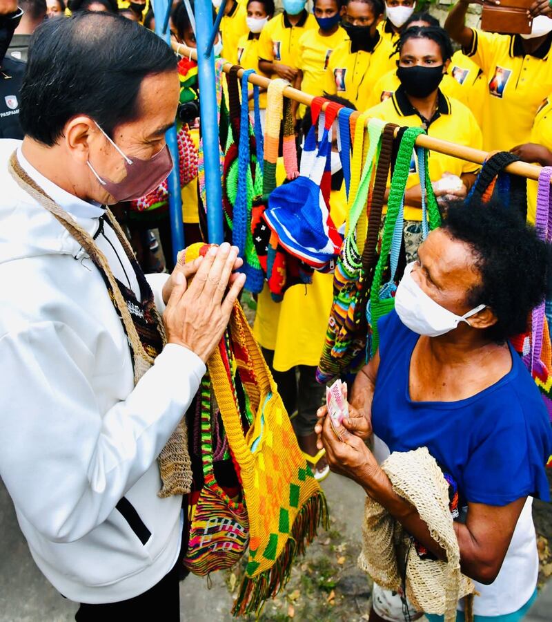 Dalam perjalanan menuju hotel tempatnya menginap, Presiden Joko Widodo membeli dua noken - tas tradisional Papua - dari seorang warga lokal, demikian unggahan Presiden yang akan membuka PON XX di Jayapura dalam akun resmi Facebook miliknya pada Jumat, 1 Oktober 2021.