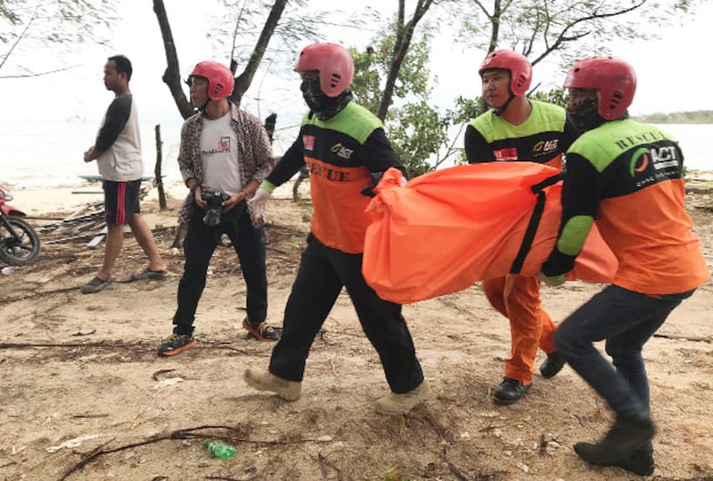 Volunteers evacuate a tsunami victim from Tanjung Lesung beach in Banten Province, on the western tip of Java, Dec. 23, 2018. [Keisyah Aprilia/BenarNews]