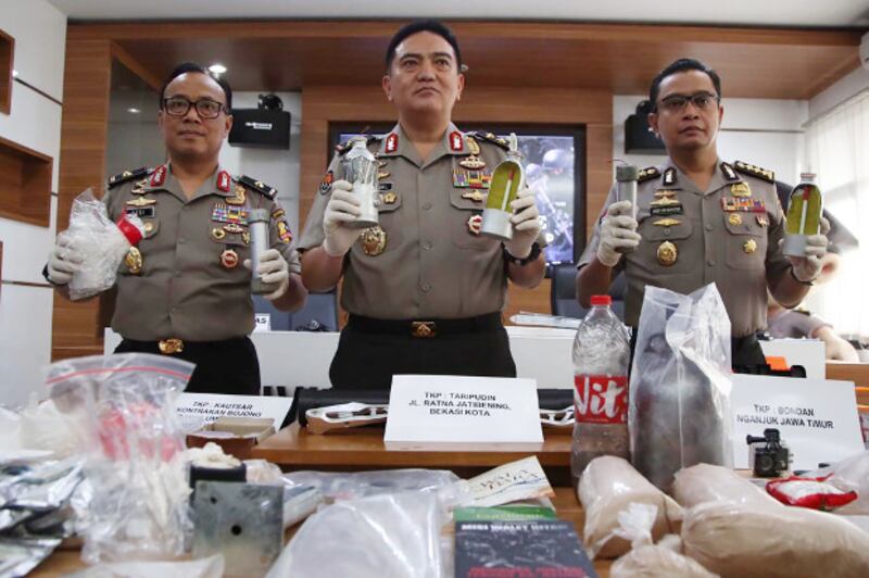 Kepala Divisi Humas Markas Besar Polri, Irjen. Pol. Muhammad Iqbal (tengah) didampingi Karo Penerangan Masyarakat Humas Mabes Polri Brigjen Pol. Dedi Prasetyo (kiri) dan Kabag Penum Divhumas Polri Kombes Pol Asep Adi Saputra (kanan) memperlihatkan barang bukti yang disita dari terduga teroris saat jumpa pers di Jakarta, 17 Mei 2019. (Keisyah Aprilia/BeritaBenar)