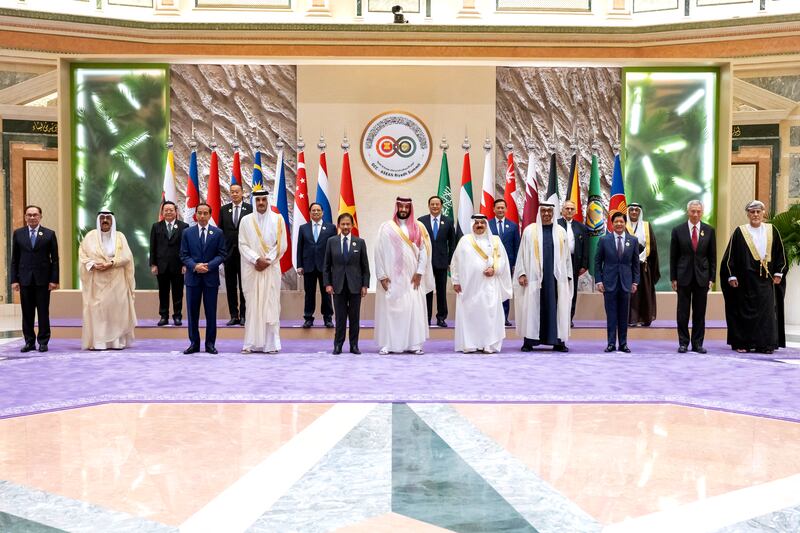 Para pemimpin ASEAN dan kepala negara Dewan Kerja sama Teluk berfoto bersama dalam KTT perdana mereka, di Riyadh, Arab Saudi, 20 Oktober 2023. [Hamad Al-Khaabi/UAE Presidential Court/AFP]