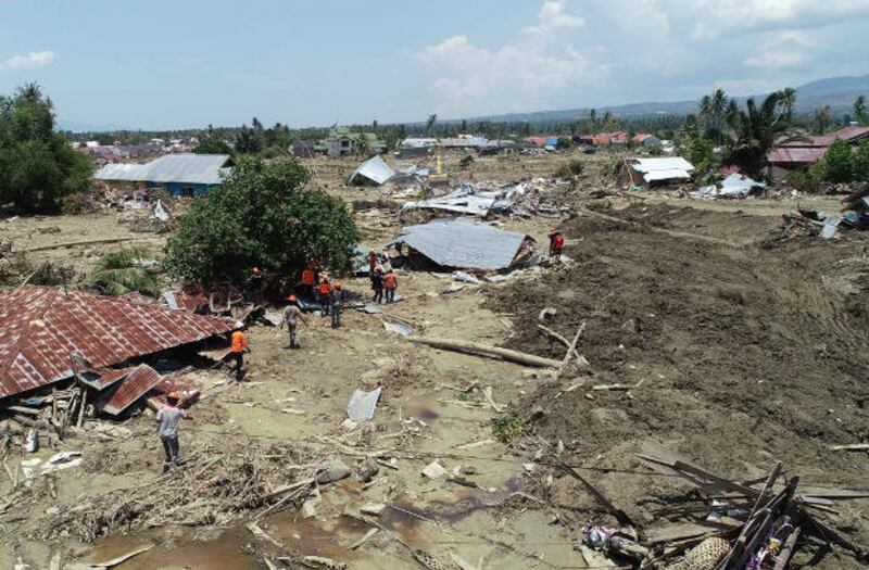 Rescuers search for bodies at the Petobo neighborhood in Palu, Central Sulawesi, Oct. 3, 2018. [Yayank Stiv/BenarNews]