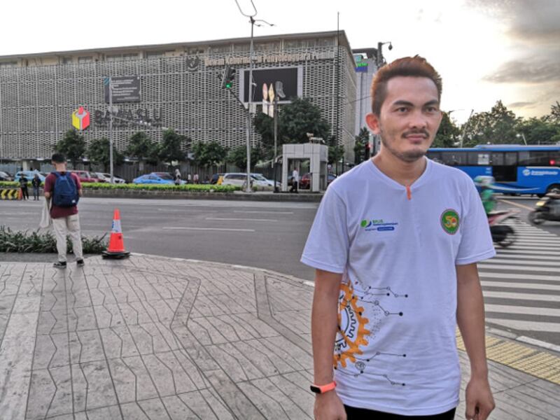 Dalam foto tertanggal 12 Januari 2020 ini, Agus Kurnia berada tidak jauh dari lokasi dimana dia terkena serpihan bom ketika terjadi serangan terorisme di wilayah Thamrin, Jakarta, 14 Januari 2016. (Tia Asmara/BeritaBenar)