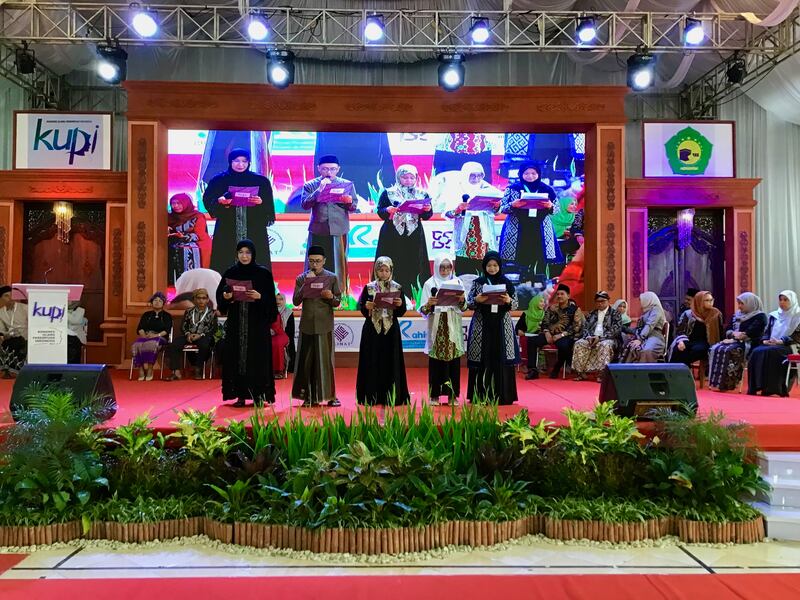 Perwakilan peserta KUPI II membacakan sejumlah fatwa hasil kongres di antaranya tentang kepemimpinan perempuan dalam melindungi bangsa dari ideologi intoleran dan penganjur kekerasan, perlindungan jiwa perempuan dari kehamilan akibat perkosaan, dan perlawanan atas pemaksaan perkawinan terutama bagi perempuan dan anak-anak, pada penutupan kongres di Pondok Pesantren Hasyim Asy'ari di Bangsri, Jepara, Jawa Tengah, 26 November 2022. [Ismira Lutfia Tisnadibrata/BenarNews]