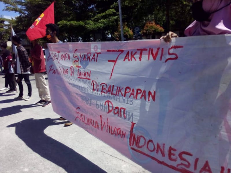 Indonesian activists protest outside the courthouse in Balikpapan, East Kalimantan, where seven pro-independence activists from Papua were convicted and sentenced on treason charges, June 17, 2020. [Gunawan/BenarNews]