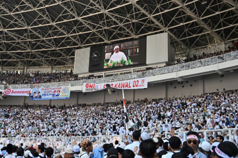 Video ustad Rizieq Shihab, ketua kelompok garis keras Front Pembela Islam, ditayangkan saat kampanye akbar calon presiden Prabowo Subianto di Stadion Gelora Bung karno, di Jakarta, 7 April 2019. (AP) 