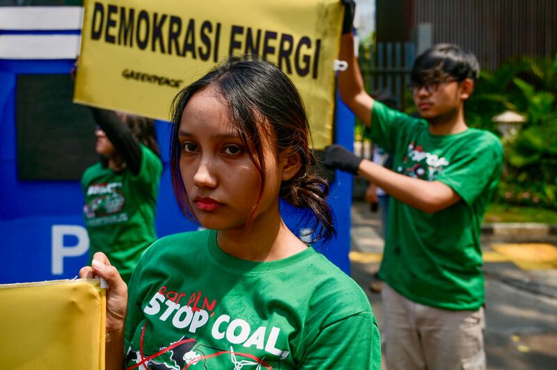 Aktivis lingkungan berunjuk rasa memprotes kebijakan Perusahaan Listrik Negara (PLN) terkait batu bara dan adopsi energi surya di Jakarta pada 26 Oktober 2023. [Bay Ismoyo/AFP]
