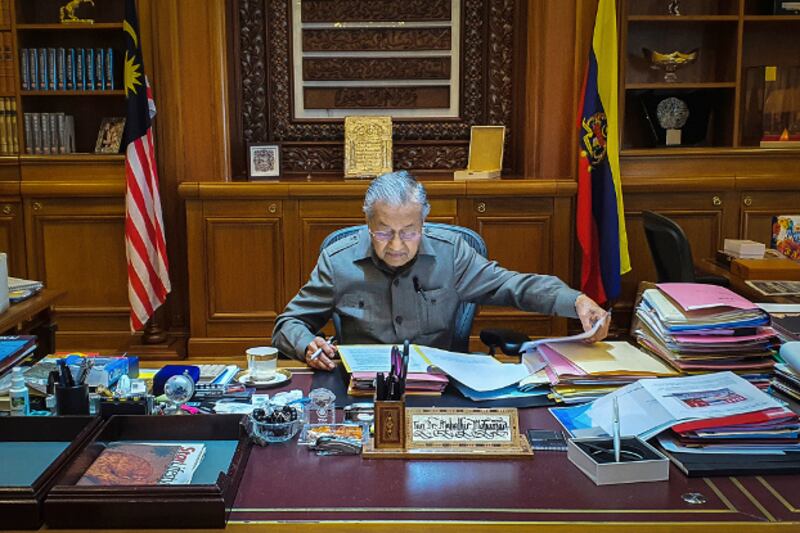Interim Prime Minister Mahathir Mohamad works at his office in Putrajaya, Malaysia, Feb. 25, 2020. [Prime Minister's Office via AP]