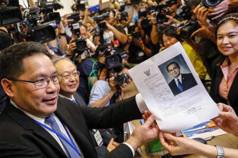 แกนนำพรรคพลังประชารัฐ นำโดยนายอุตตม สาวนายน หัวหน้าพรรค (ซ้ายมือ) ได้นำหนังสือตอบรับของ พล.อ.ประยุทธ์ จันทร์โอชา นายกรัฐมนตรี ไปยื่นต่อคณะกรรมการการเลือกตั้ง (กกต.) ฐานะเป็นแคนดิเคต นายกฯ วันที่ 8 กุมภาพันธ์ 2562 (เอเอฟพี)